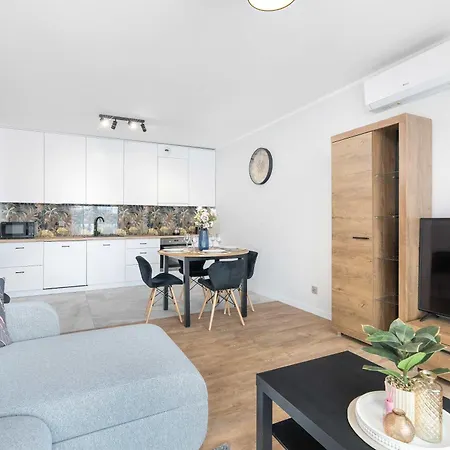 Spacious Family With A Balcony And Parking By Renters Wrocław