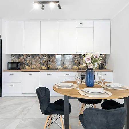 Spacious Family With A Balcony And Parking By Renters Wrocław