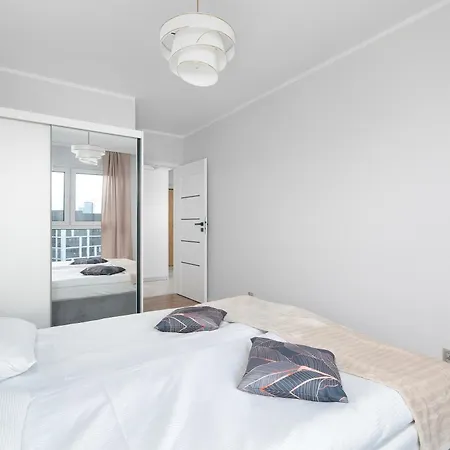 Spacious Family With A Balcony And Parking By Renters