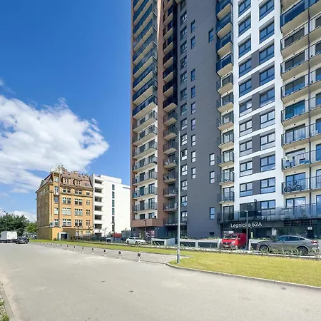 Spacious Family With A Balcony And Parking By Renters